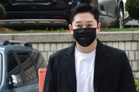 Choi Jong-bum, late singer Koo Ha-ra's ex-boyfriend, enters the Seoul Central District Court in southern Seoul on Thursday to attend a court hearing. [NEWS1]
