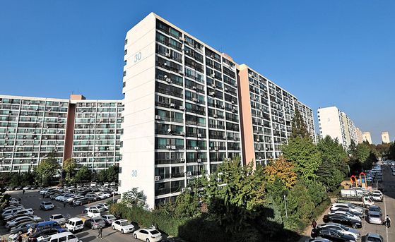 Eunma Apartment Complex in Daechi-dong of Gangnam District, southern Seoul, will likely initiate its planned redevelopment project under tightened real estate measures. [NEWS1] 