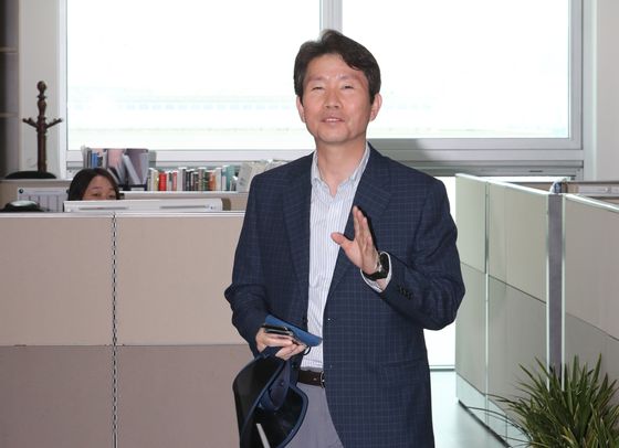 Rep. Lee In-young of the Democratic Party, widely considered to be the Blue House’s pick for Unification Minister, declines to comment on his candidacy to the media at the National Assembly on June 19. [YONHAP]