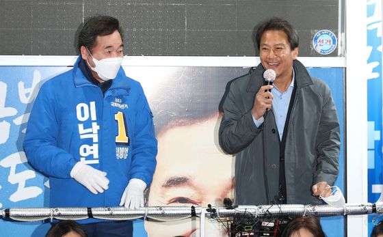 Im Jong-seok, President Moon Jae-in’s first chief of staff, right, campaigns with former Prime Minister Lee Nak-yon during April’s legislative elections. [YONHAP]