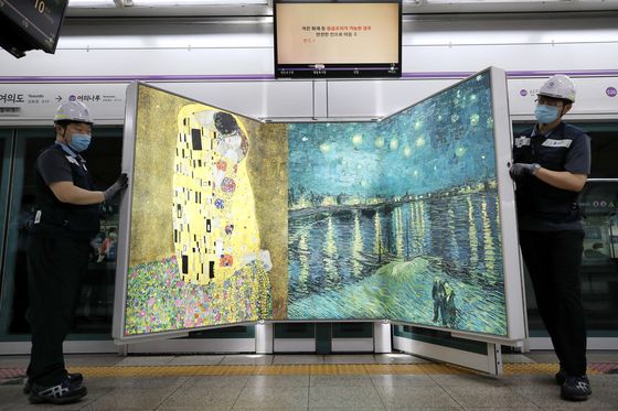Advertising boards on the platforms of Seoul subway stations are being turned into doors that can be opened to allow emergency access to subway tracks. The Seoul Metro will turn about 14,000 advertising boards in 132 stations into emergency doors by the end of the year. [YONHAP]