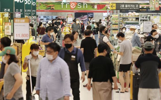 Shoppers look for bargains at a supermarket in central Seoul on Sunday. This was the second weekend of a nationwide campaign where traditional markets, discount chains and department stores offer products at discounted prices in an attempt to boost consumer sentiment amid the Covid-19 pandemic. [YONHAP]