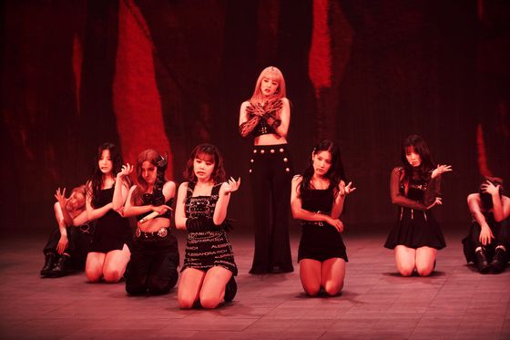 Girl group (G)I-DLE performs its song "Oh My God" during its online concert held on Sunday. [CUBE ENTERTAINMENT]