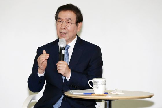 Seoul Mayor Park Won-soon discusses plans for the city to adapt to the post-Covid-19 age during a press conference at Seoul City Hall on Monday. [NEWS1] 