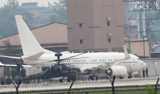 Stephen Biegun, the U.S. deputy secretary of state, and his team arrive on a U.S. military plane at the Osan Air Base in Gyeonggi Tuesday afternoon. [YONHAP]