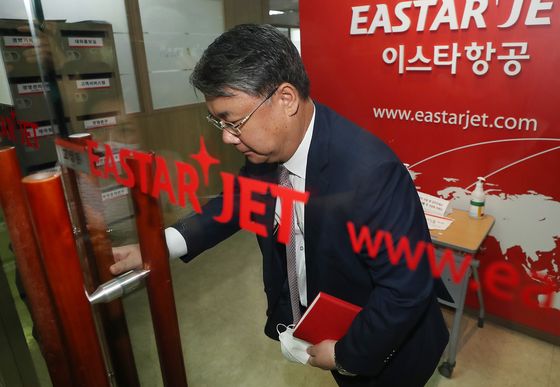 Eastar Jet CEO Choi Jong-gu at the airline’s headquarters in Gangseo District, western Seoul, on Monday after the shareholder meeting ended abruptly and had to be rescheduled. [YONHAP]