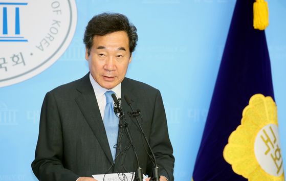 Lee Nak-yon, former prime minister and a lawmaker from the Democratic Party, declares his bid for the party chairmanship at a press conference on Tuesday. The election takes place in August.  [YONHAP] 