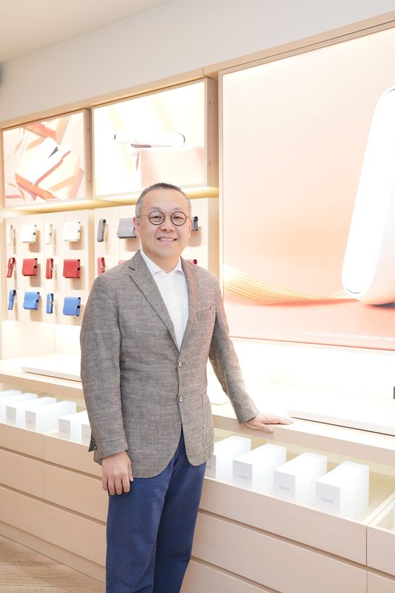 Philip Morris Korea Managing Director Paik Young-jay at an IQOS store in Gwangwhamun, central Seoul, on Tuesday. [PHILIP MORRIS KOREA]