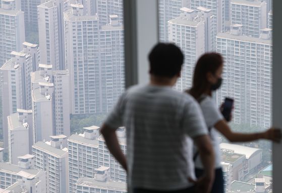 View of apartments in Jamsil, Gangnam, Seoul, on Tuesday. While taxes revenues are shrinking and spending increasing, leading to larger fiscal deficit, the government and ruling party are pushing for a reform bill that would raise taxes on real estate. [YONHAP] 