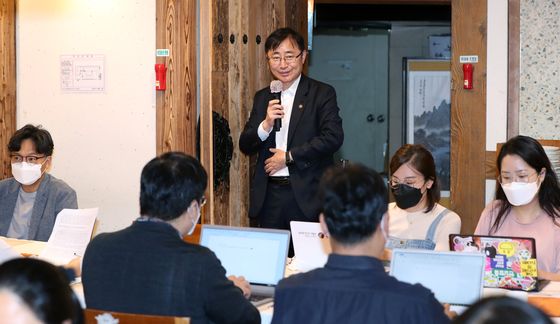 First Vice Minister of Culture, Sports and Tourism Oh Yeong-woo announces the ministry's support plan for the second half of 2020 to the press at a restaurant in Gwanghwamun, central Seoul, on Wednesday. [MINISTRY OF CULTURE, SPORTS AND TOURISM]
