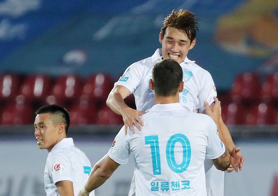 Song Min-kyu of the Pohang Steelers celebrates with his teammates after scoring a goal during a match against Seongnam FC at Tancheon Sports Complex in Seongnam, Gyeonggi, on July 5. [NEWS1] 