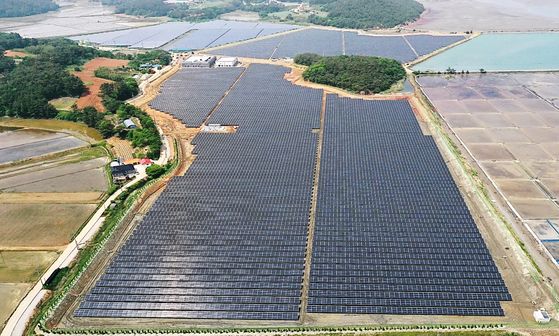 A bird's-eye view of the 17-kilowatt solar power plant completed Wednesday in Taean County, South Chungcheong. The panels were built by a partnership of three companies, including Korea Western Power, and cover more than 220,000 square meters (2.37 million square feet) of land. The facility can produce enough electricity to power 57,000 households. All materials used in the construction were produced locally. The panels were installed over a deserted fish farm to minimize disrupting the environment. [YONHAP]