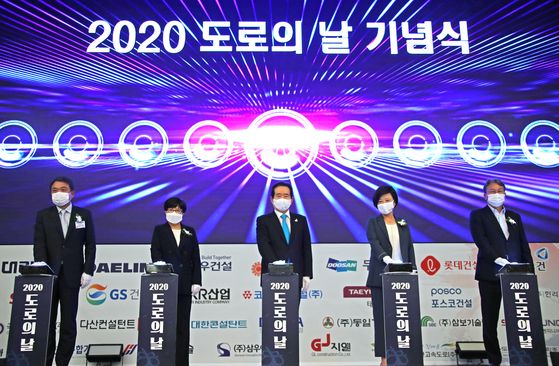 Prime Minister Chung Sye-kyun, center, celebrating the 50th anniversary of the Gyeongbu Expressway, Korea’s first expressway, at the K Hotel Seoul in Gangnam, southern Seoul, Tuesday. The Gyeongbu Expressway connecting Seoul and Busan, stretching 416 kilometers (259 miles), was opened to the public on July 7, 1970, two years after breaking ground. Some 250 people attended the event. [YONHAP]