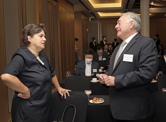 Susanne Woehrle, vice president of the Korea-German Chamber of Commerce and Industry, left, talks to Daul Matute Mejia, ambassador of Peru to Korea, on the sidelines of the forum. [PARK SANG-MOON]