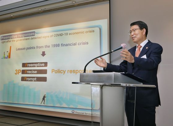 Financial Services Commission Chairman Eun Sung-soo speaks on government efforts to control the economic crisis stemming from the coronavirus pandemic during the Korea Economic Forum at the Millennium Seoul Hilton Hotel in Seoul Wednesday. [PARK SANG-MOON]