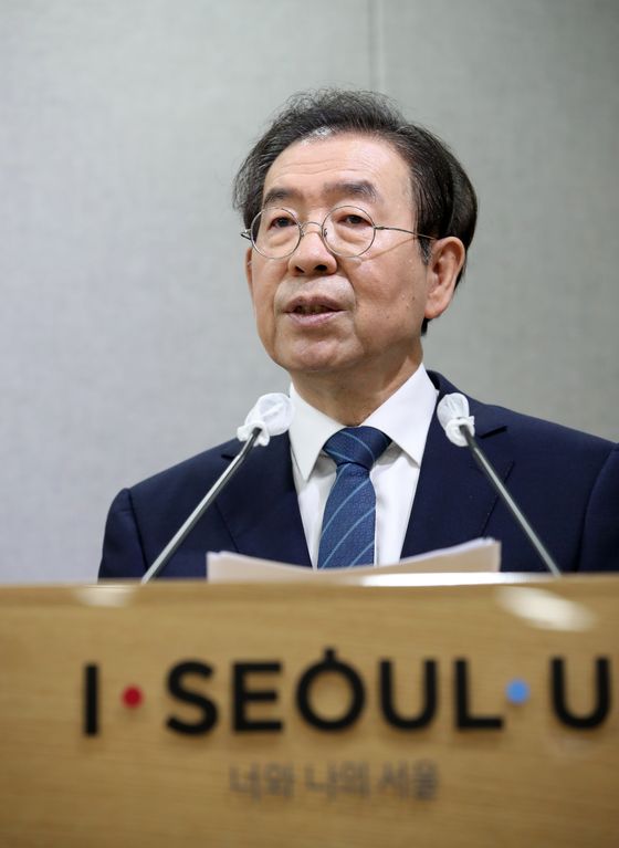 Seoul Mayor Park Won-soon gives a briefing on the city’s Green New Deal initiative on Wednesday. [YONHAP]