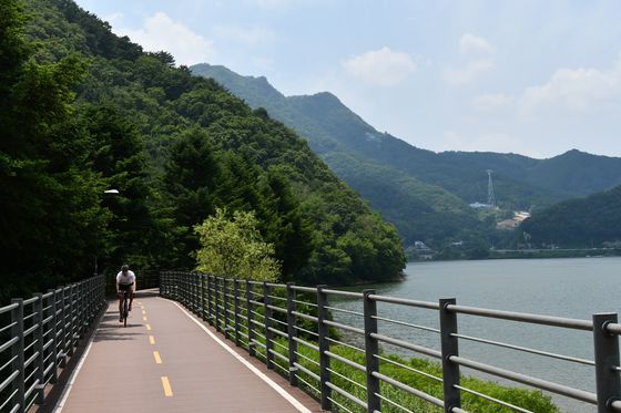 A trail around Euiam Reservoir in Gangwon's Chuncheon is recommended for cyclists. [KOREA TOURISM ORGANIZATION]