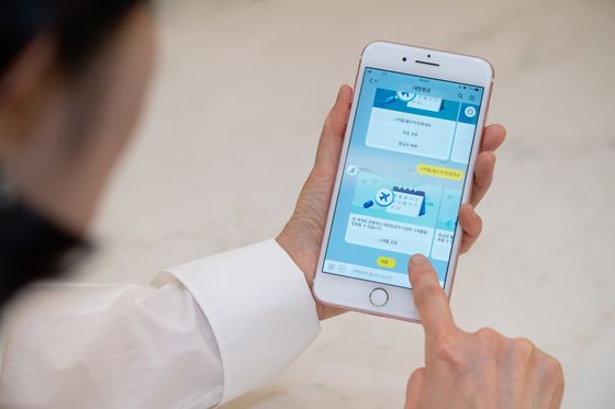 A passenger uses "Daehany," an artificial intelligence chatbot service from Korean Air. [YONHAP]