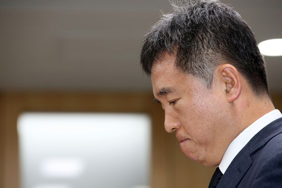 Seo Jeong-hyup, Seoul's first vice mayor for administrative affairs, bites his lip as he vows to carry on Park's duties as acting mayor during a press conference on Friday. [YONHAP]