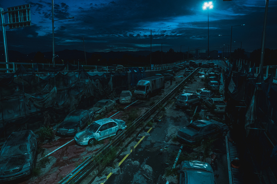 Four years after a zombie outbreak took over Korea, the country exists no more. Instead, the zombie-riddled landfill is referred as the Peninsula. [NEXT ENTERTAINMENT WORLD] 