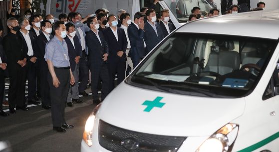 An ambulance carrying Seoul Mayor Park Won-soon's body arrives at Seoul National University Hospital in Jongno District, central Seoul, shortly after the mayor's body was discovered in a wooded area on Mount Bukak in northern Seoul. [YONHAP]