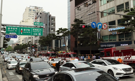 Deadlocked traffic during rush hour in Jung District, central Seoul. [YONHAP]