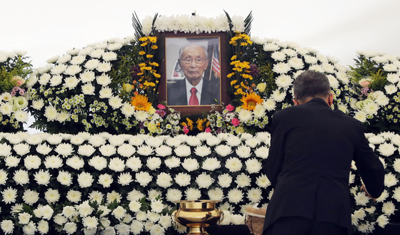 People pay their respects to the late Paik Sun-yup, South Korea’s first four-star general and a hero of the 1950-53 Korean War, at a memorial altar in Gwanghwamun Square, central Seoul, Sunday. A military funeral is scheduled for Wednesday. [YONHAP]