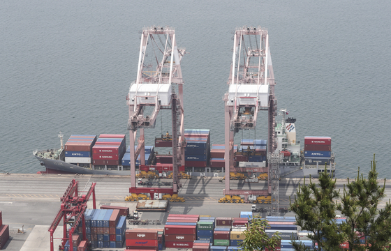 Export cargo being loaded at a dock in Busan on June 1. Korea's exports are showing signs of recovery, according to the Korea Customs Service on Monday. [YONHAP]