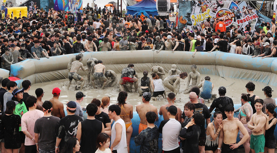 Last year's Boryeong Mud Festival held in Boryeong, South Chungcheong, on July 20. [YONHAP]