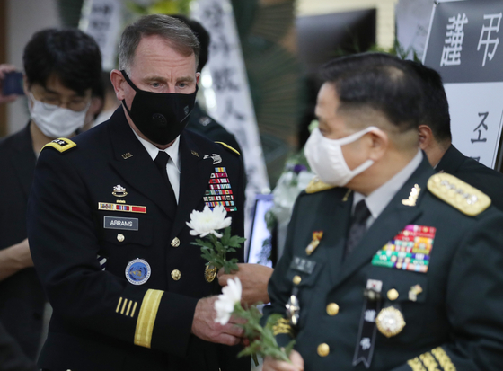 Gen. Robert Abrams, commander of U.S. Forces Korea, left, and Gen. Park Han-ki, Chairman of the Joint Chiefs of Staff of South Korea's armed forces, pay their respects to late Gen. Paik Sun-yup at the latter's wake on Monday. [YONHAP]
