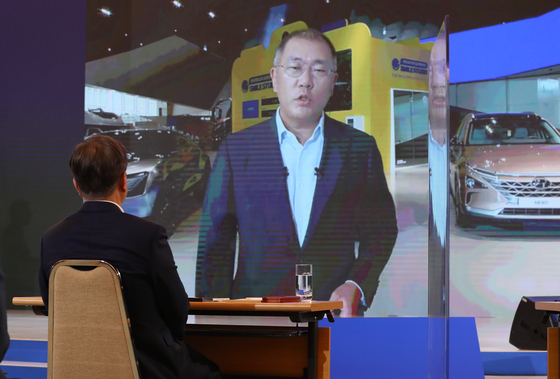 Hyundai Motor Group Executive Vice Chairman Euisun Chung reports to President Moon Jae-in on Tuesday. [YONHAP]
