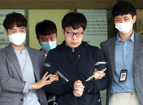 Nam Gyeong-eup, accused of being an accomplice of Cho Ju-bin, the suspected leader of a pornography ring that enslaved dozens of women and girls, faces reporters at Jongno Police Precinct in central Seoul on Wednesday. Police decided to publicly disclose his identity. [YONHAP]