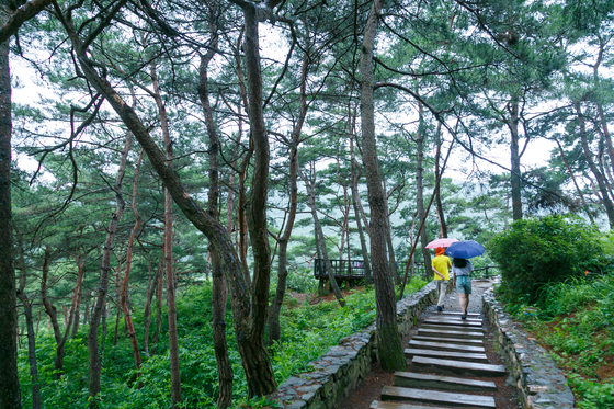 Visitors walk the Sanmagi Yet-gil trail. [LIETTO]