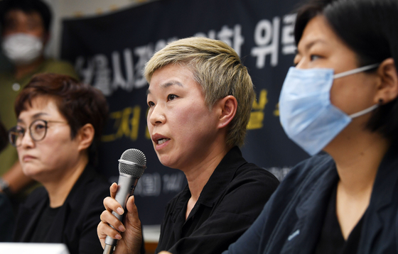 Kim Jae-ryon, center, a lawyer for a former secretary of deceased Seoul Mayor Park Won-soon, speaks during a press conference on the late mayor's alleged sexual misconduct Monday afternoon in northern Seoul. [YONHAP]