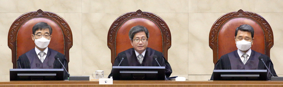 Supreme Court Chief Justice Kim Myeong-su, center, reads out the bench's decision on Gyeonggi Gov. Lee Jae-myung at a court sentencing hearing on Thursday. [JOINT PRESS CORPS]