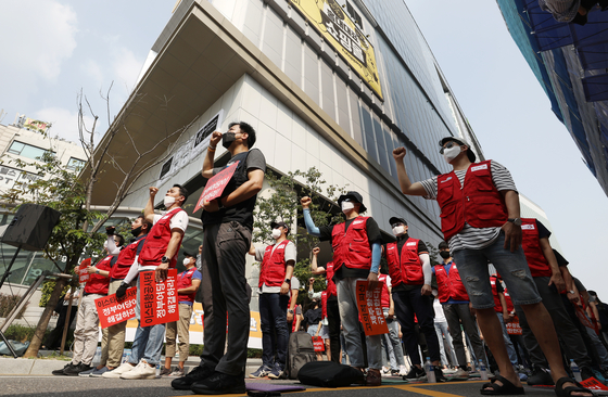 Eastar Jet pilot union protesting Jeju Air for dragging its heels on the acquisition deal and driving Eastar Jet to bankruptcy in front of AK Group headquarters in Mapo District, western Seoul, on July 8. [NEWS1]