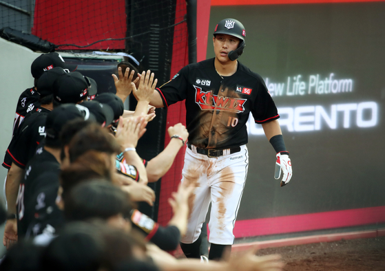  Hwang Jae-gyun of the KT Wiz, right, high fives his teammates after adding an RBI during a game against the Kia Tigers at Gwangju-Kia Champions Field on July 8. [YONHAP]