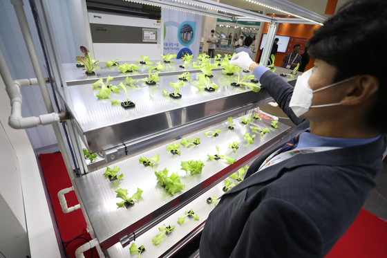 A visitor to the International Green Energy Expo & Conference in Daegu on Wednesday afternoon looks at smart farming equipment. [YONHAP]