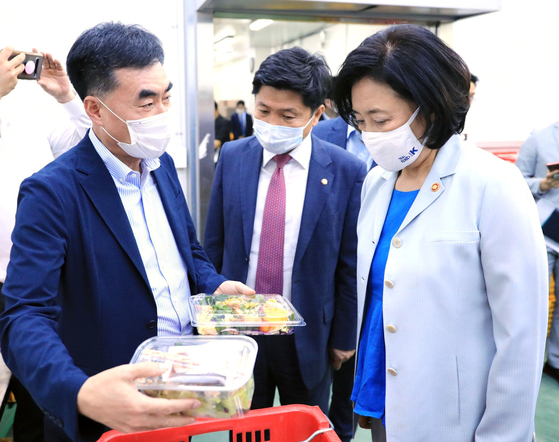 SMEs and Startups Minister Park Young-sun looks at samples of the salads that Farm 8 produces during her visit to its smart farm on Wednesday. [YONHAP]