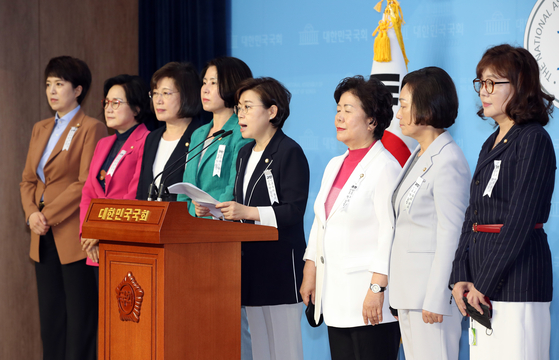Lawmakers of the main opposition United Future Party (UFP) call for justice in the alleged sexual harassment case involving the late Seoul Mayor Park Won-soon during a Thursday press conference at the National Assembly in Yeouido, western Seoul. [YONHAP]