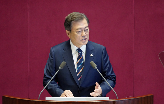 President Moon Jae-in makes a speech at the National Assembly on Thursday. [YONHAP]