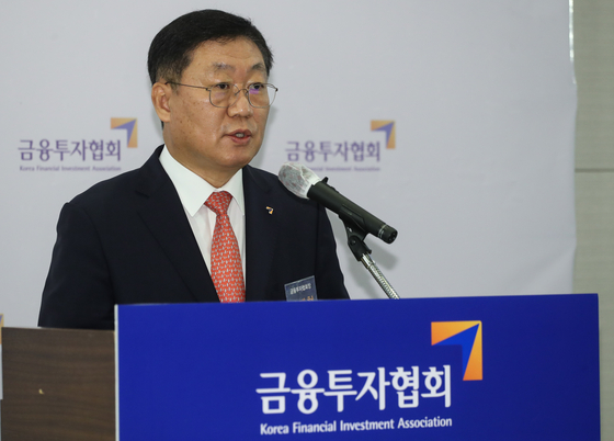 Korea Financial Investment Association (Kofia) Chairman Nah Jae-chul speaks at a press conference held Thursday. [YONHAP]
