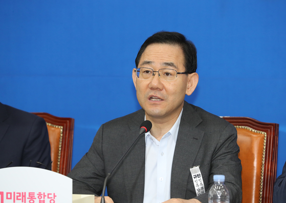 Rep. Joo Ho-young, floor leader of the United Future Party, speaks during the party's emergency leadership meeting in the morning.  [YONHAP] 