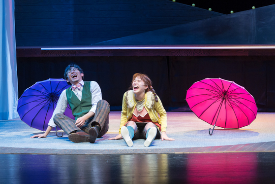 Theatrical performance ’The Summer of Esme“ talks about grief and loss through the story of a little girl named Esme. It is based on ’Walking the Tightrope“ written by Mike Kenny. [SEOUL ARTS CENTER]