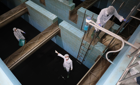 Officials collect samples from an activated carbon filter at a water treatment plant located in Seongdong District, northern Seoul, Tuesday. The Environment Ministry revealed that larva-like organisms were found in seven water treatment plants on Tuesday, but none were found in facilities distributing water in Seoul. [NEWS1]