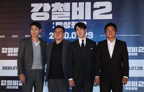 From left, actors Jung Woo-sung, director Yang Woo-seok, actors Yoo Yeon-seok and Kwak Do-won pose for the camera at the press screening for ’Steel Rain 2: Summit“ on Thursday. [YONHAP] 