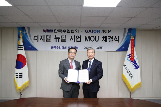 Korea Importers Association CEO Hong Kwang-hee, left, and Gaion CEO Kang Hyeon-seop pose for a photo after signing an agreement, Thursday. [KOREA IMPORTERS ASSOCIATION]