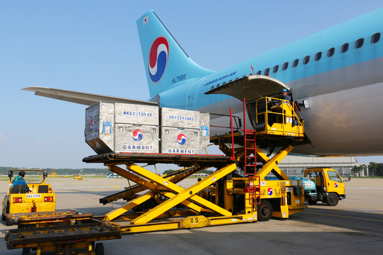 Cargo being loaded on a Korean Airlines aircraft in March. Transportation of cargo is seen having helped the performance of Korean Air Lines and Asiana Airlines in the second quarter. [NEWS1]