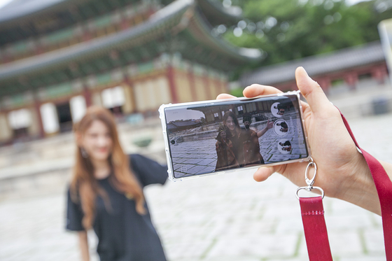SK Telecom's Changdeok ARirang app allows visitors to take augmented reality (AR) photos with 3-D figures in the palace. [SK TELECOM]