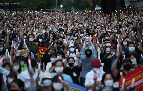 Crowd gathered to protest against the government real estate regulations including higher taxation on the comprehensive real estate tax in central Seoul on Saturday. This is the second week that the protest took place. [YONHAP]